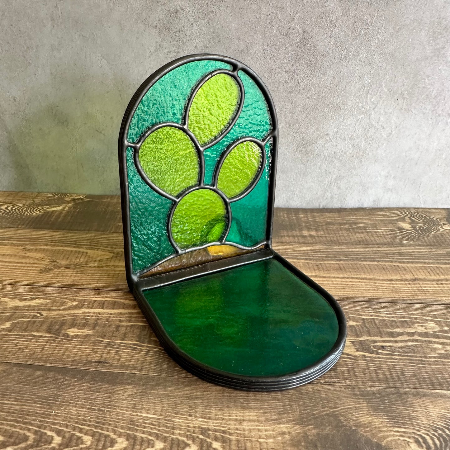 Emerald Aqui Nomas Esperando candle holder