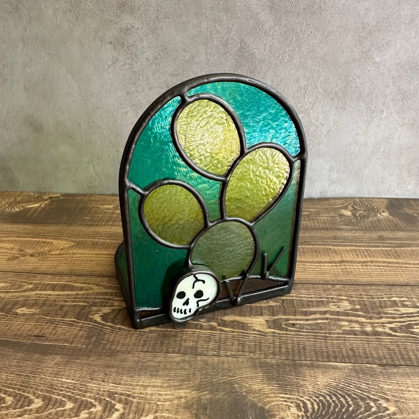 Emerald Aqui Nomas Esperando candle holder