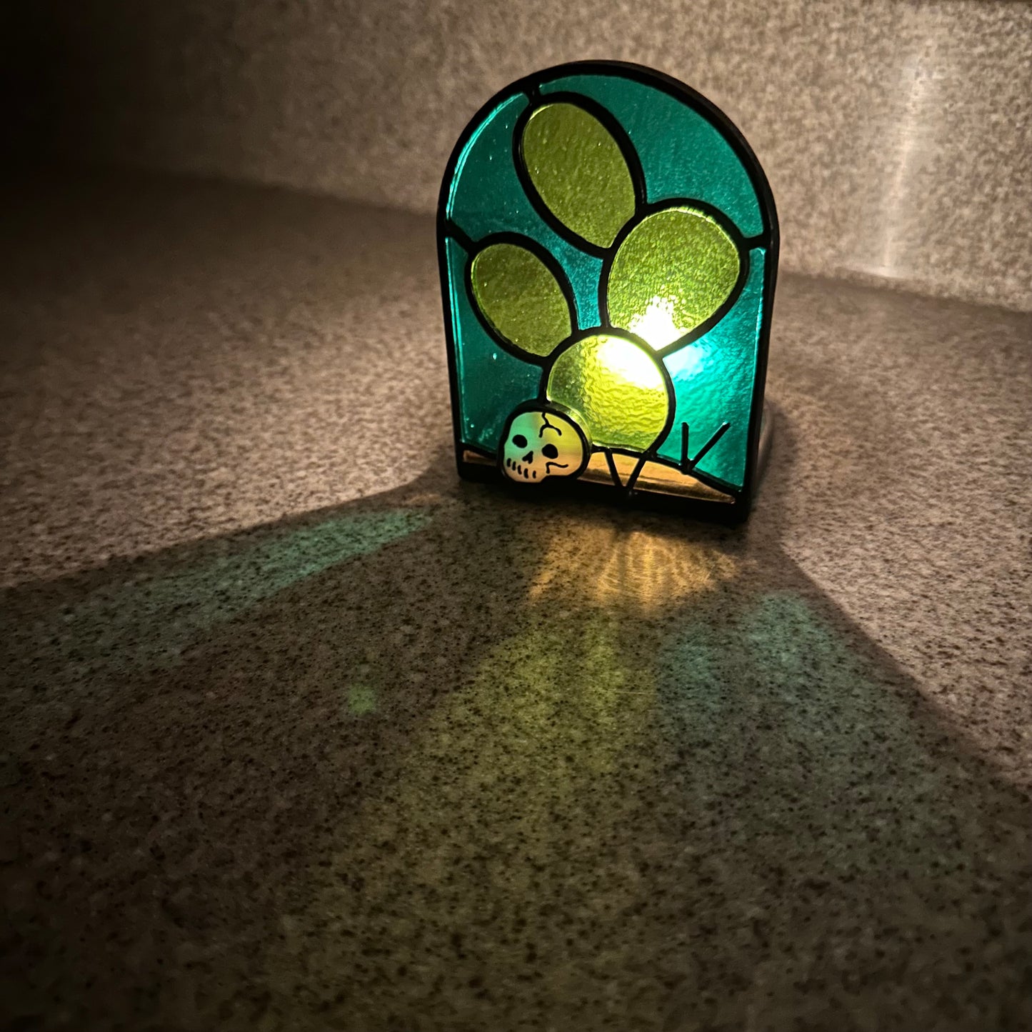 Emerald Aqui Nomas Esperando candle holder